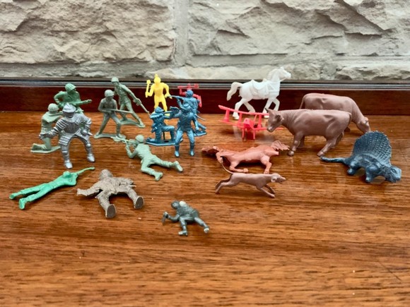 Lot Of 19 VTG. Plastic Toys Soldier Cow Horse Knight Plane Dog Dinosaur Indian - Picture 5 of 8